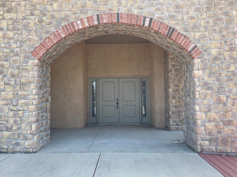 More Photos Of 844 W Guin Rd, Nixa Office For Lease