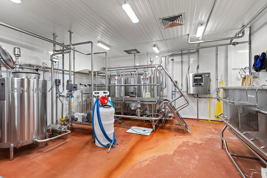 More Photos Of 8103 WI-42 Hwy, Egg Harbor General Retail For Sale