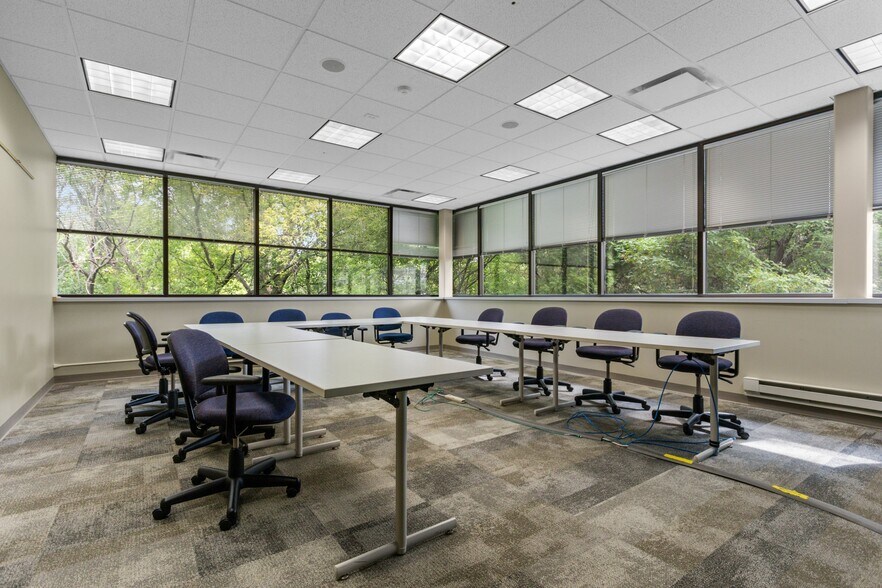 More Photos Of 1088 Springhurst Dr, Green Bay Office For Lease