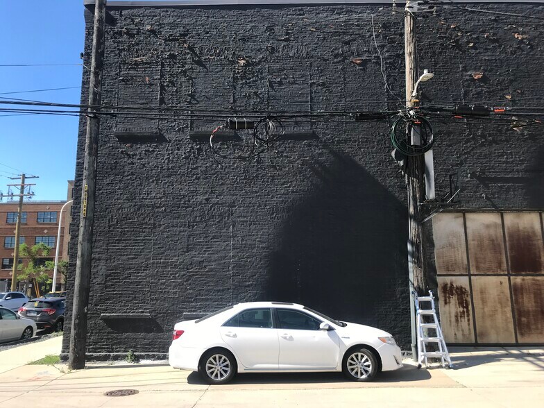 More Photos Of 219 N Elizabeth St, Chicago Showroom For Sale