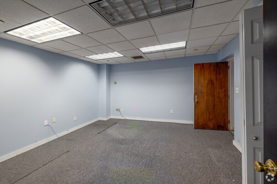 More Photos Of 650 Franklin Ave, Hartford Manufacturing For Sale