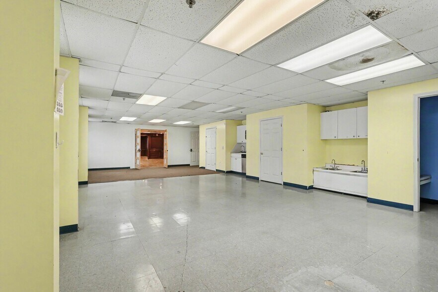 More Photos Of 1445 Cleveland Ave, East Point Showroom For Sale