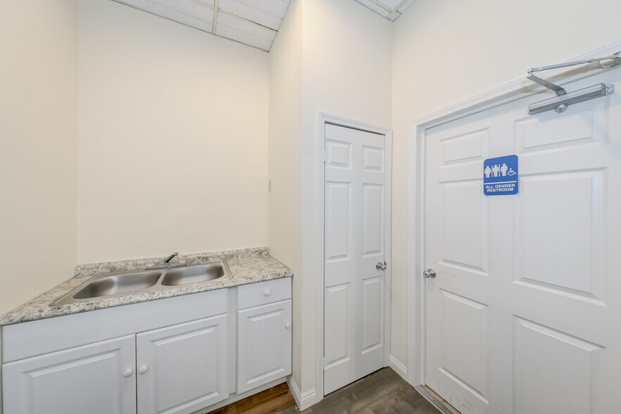 More Photos Of 9560 Las Tunas Dr, Temple City General Retail For Lease