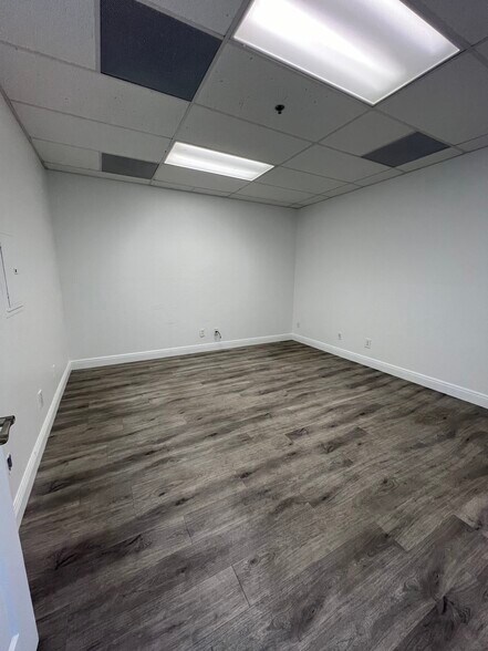 More Photos Of 853 SW Enterprise Way, Stuart Warehouse For Lease