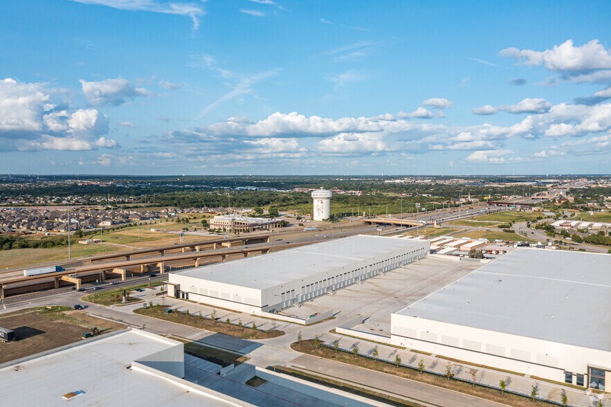 More Photos Of 5020 Anderson Blvd, Haltom City Warehouse For Lease