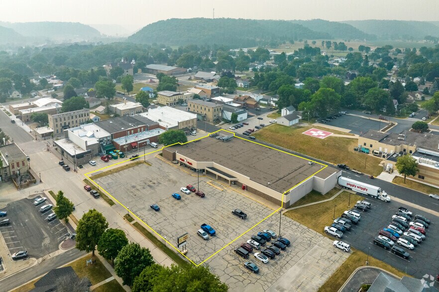 More Photos Of 106 W Oak St, Boscobel Supermarket For Sale
