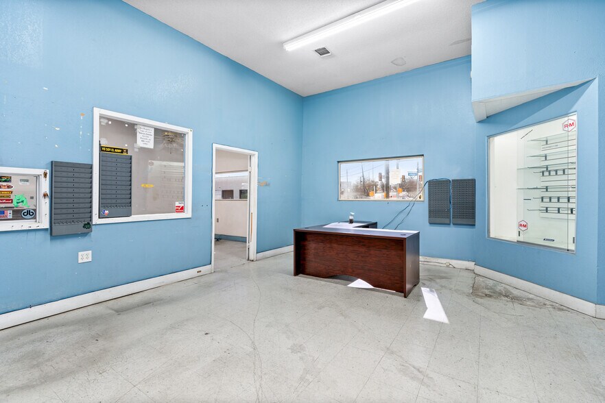More Photos Of 103 Blanco Rd, San Antonio Auto Repair For Lease