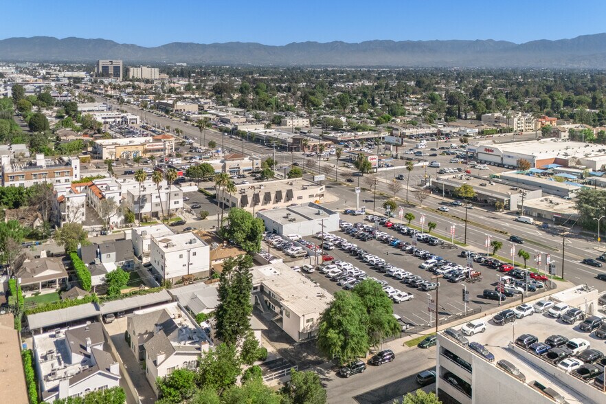 More Photos Of 14525 Albers St, Sherman Oaks Apartments For Sale
