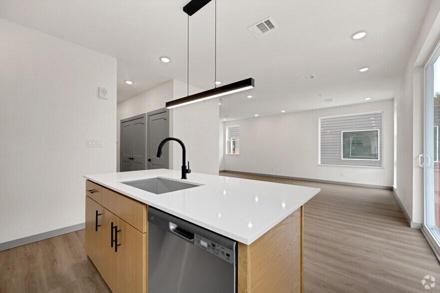 More Photos Of 3981-4001 Roseland Ave, Dallas Apartments For Sale