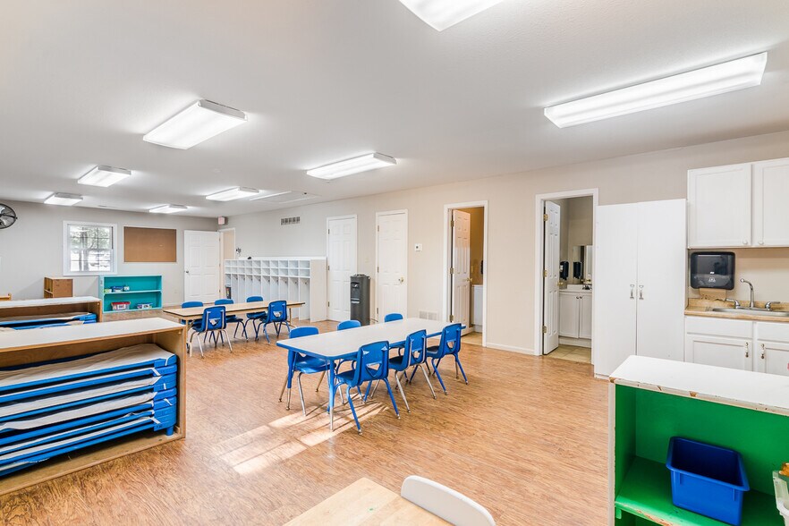 More Photos Of 17656 Old Post Rd, Wamego General Retail For Sale