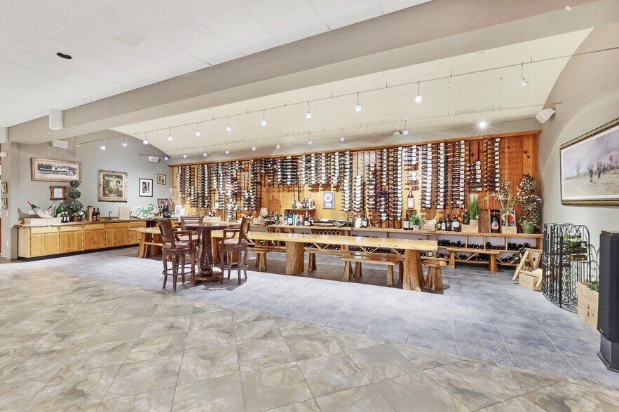 More Photos Of 4351 NE 12th Ter, Oakland Park Restaurant For Lease