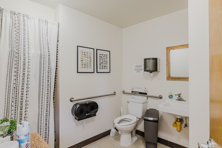 More Photos Of 975 5th St, Elko Office For Lease