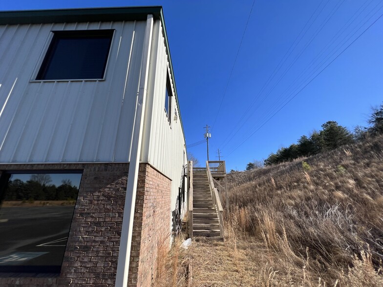 More Photos Of 230 Industrial Park Rd, Baldwin Warehouse For Lease