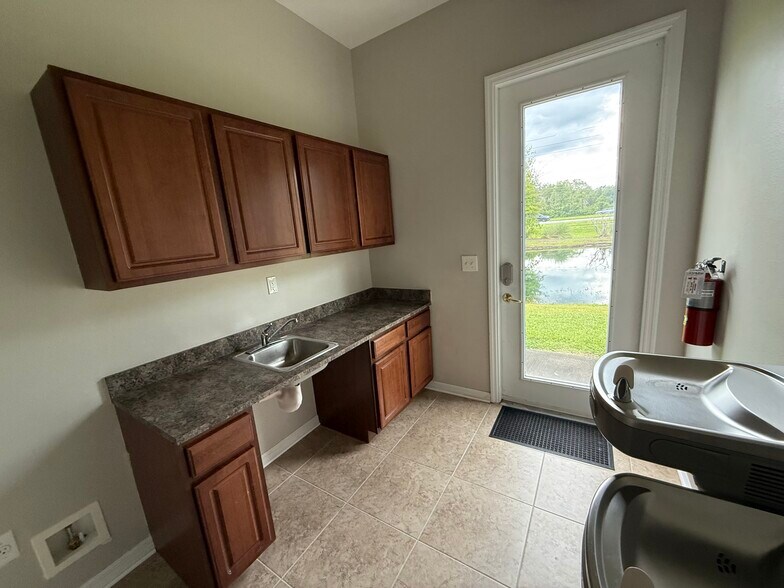 More Photos Of 17210 Camelot Ct, Land O' Lakes Office For Sale