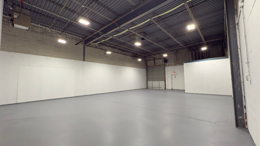 More Photos Of 1529-1557 Lincoln Ave, Holbrook Warehouse For Lease