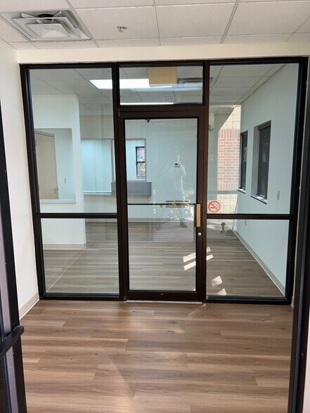 More Photos Of 2011 E Houston St, San Antonio Medical For Lease