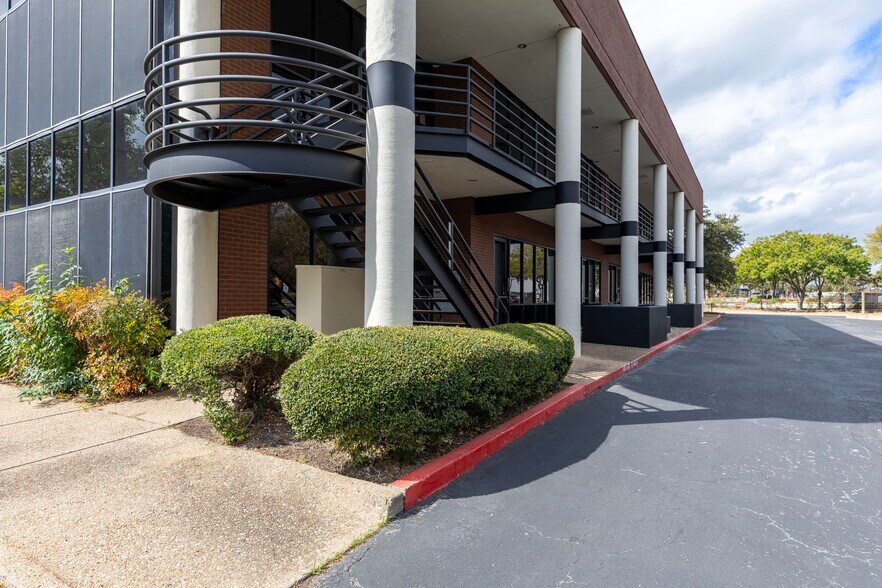 More Photos Of 2579 Western Trails Blvd, Austin Office For Sale