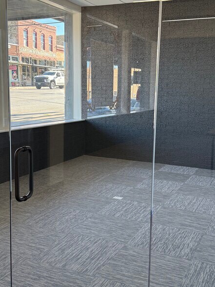 More Photos Of 203 N Main St, Weatherford Storefront Retail Office For Lease