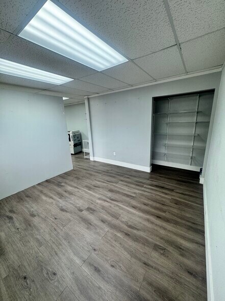 More Photos Of 2376-2380 NW 21st Ter, Miami Warehouse For Lease