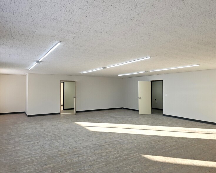 More Photos Of 524 Willow Dr, Alexandria Office For Lease