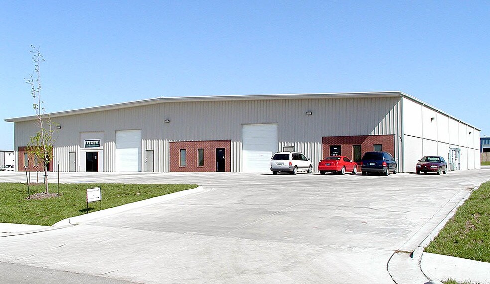 More Photos Of 1221 SE Broadway Dr, Lee's Summit Warehouse For Lease