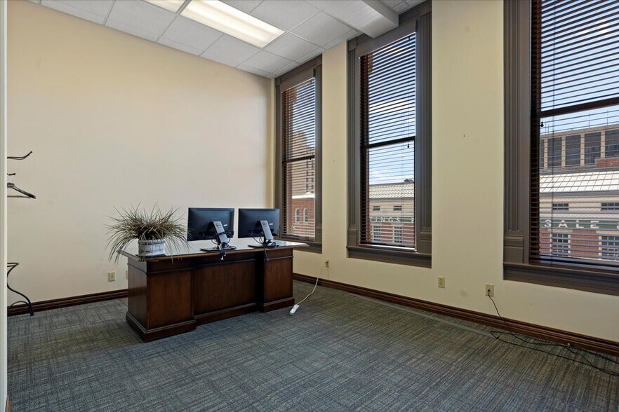 More Photos Of 200 S 6th St, Springfield Office For Lease