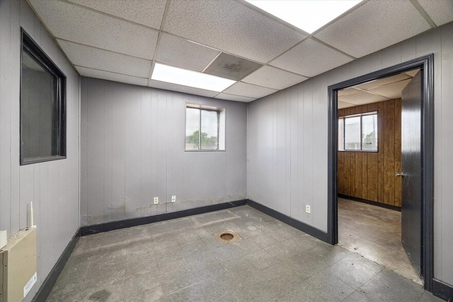 More Photos Of 10807 Telephone Rd, Houston Warehouse For Sale