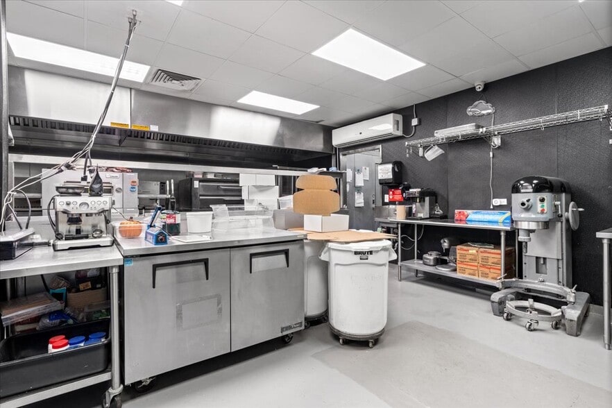 More Photos Of 3801-3809 N Clark St, Chicago Restaurant For Sale