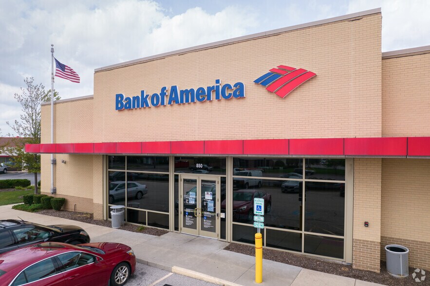 More Photos Of 840-990 W Algonquin Rd, Arlington Heights Unknown For Lease