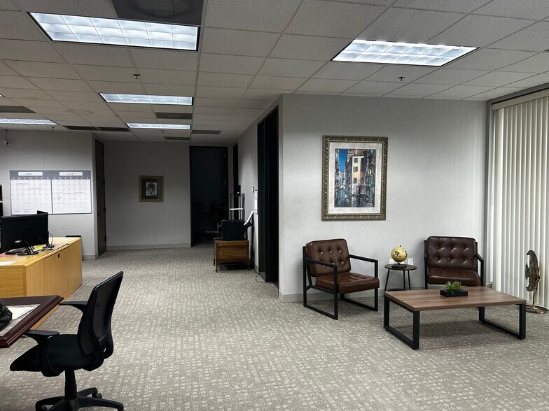 More Photos Of 8249 Parkline Blvd, Orlando Warehouse For Lease