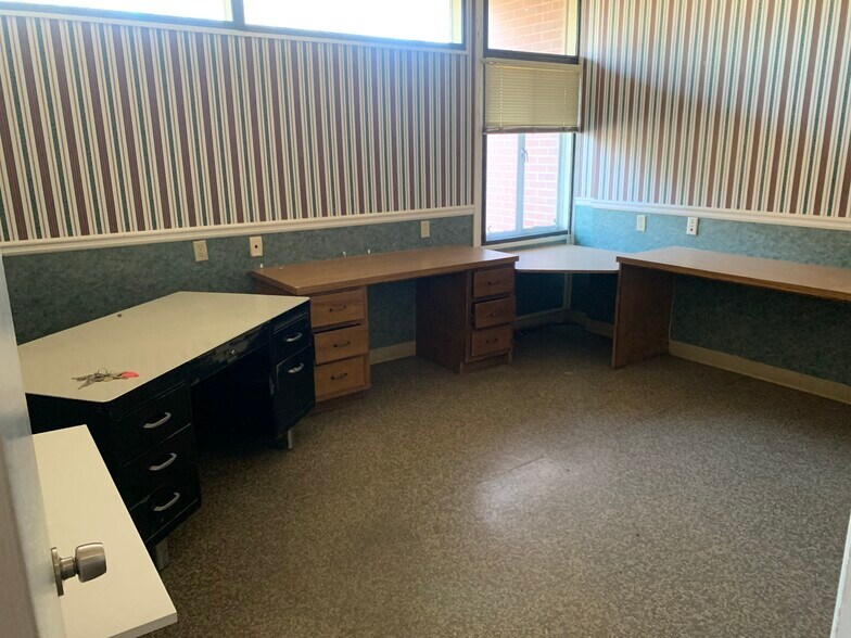 More Photos Of 1321 US Hwy 41 N, Calhoun Office For Lease