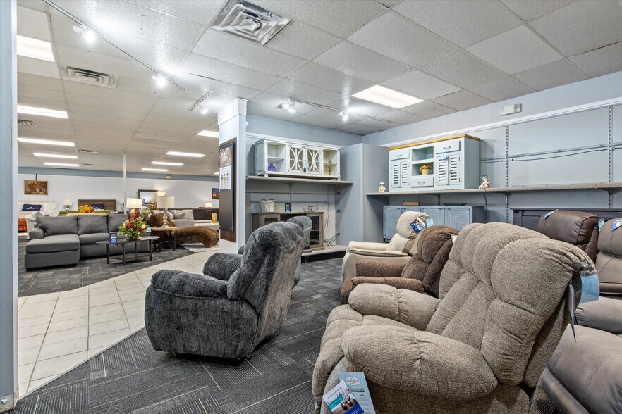 More Photos Of 304 W Jefferson St, Quincy Freestanding For Sale