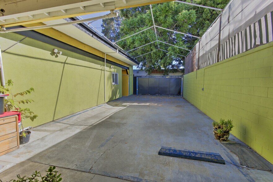More Photos Of 7172 Melrose Ave, Los Angeles Storefront For Sale