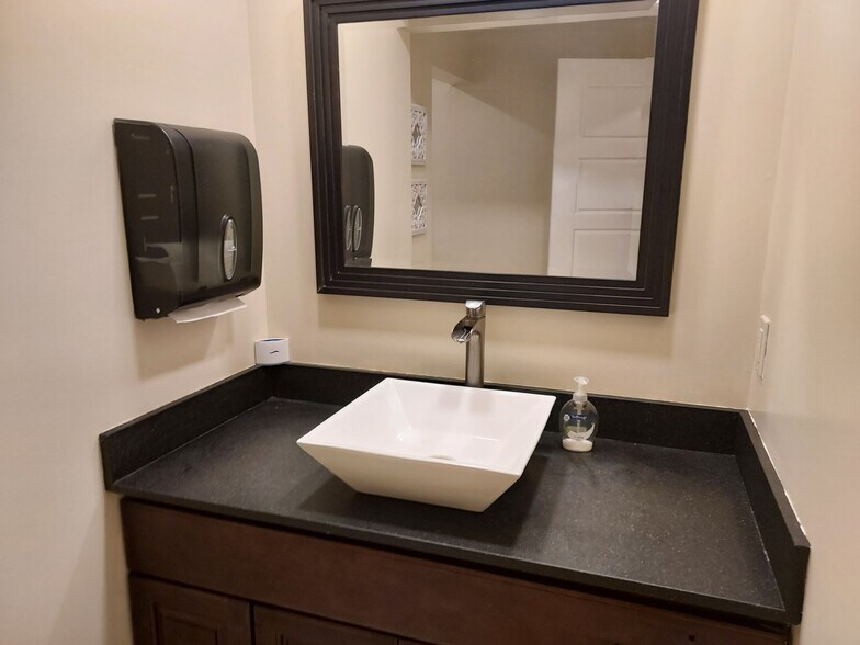 More Photos Of 114 S Palmetto Ave, Daytona Beach Office Residential For Lease