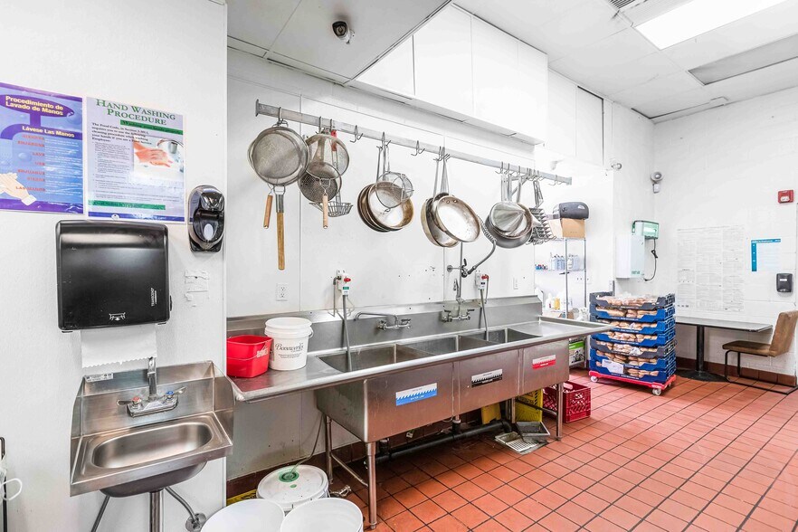 More Photos Of 72620 El Paseo, Palm Desert Restaurant For Sale