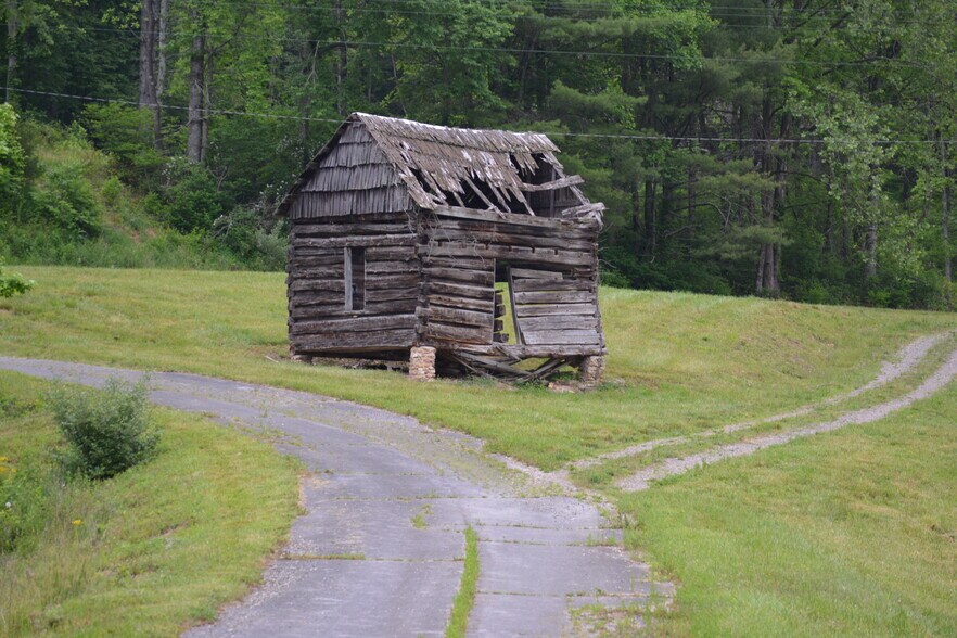 More Photos Of 6421 Highway 91 N, Laurel Bloomery Warehouse For Sale