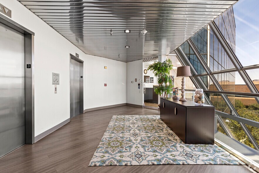 More Photos Of 4001 Airport Fwy, Bedford Office For Lease