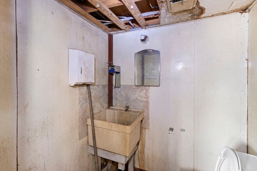 More Photos Of 1801 N Main St, Baytown Flex For Sale