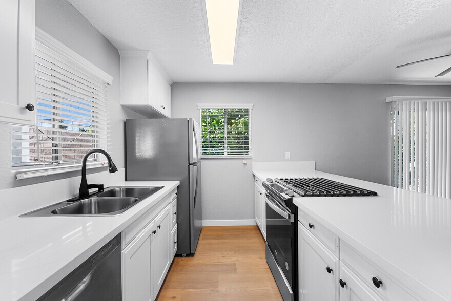 More Photos Of 755 Gaviota Ave, Long Beach Apartments For Sale