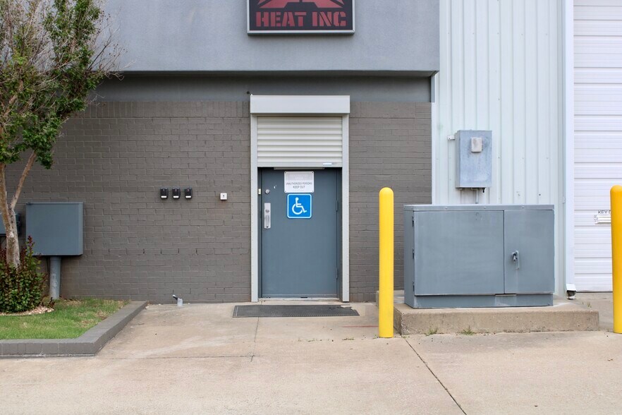 More Photos Of 4121 S 72nd Ave, Tulsa Service For Sale