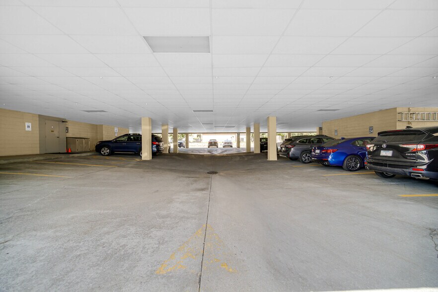More Photos Of 1S443 Summit Ave, Oakbrook Terrace Medical For Lease