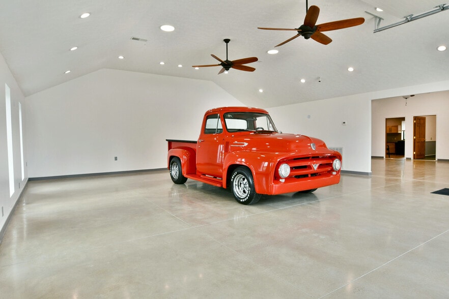 More Photos Of 3019 Parkman Rd NW, Warren Flex For Sale