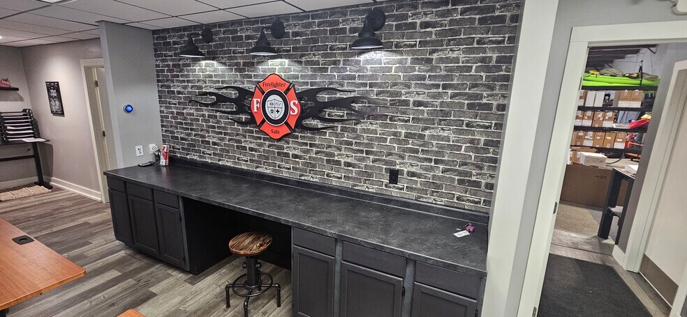 More Photos Of 400-460 Fame Rd, Dayton Light Distribution For Lease