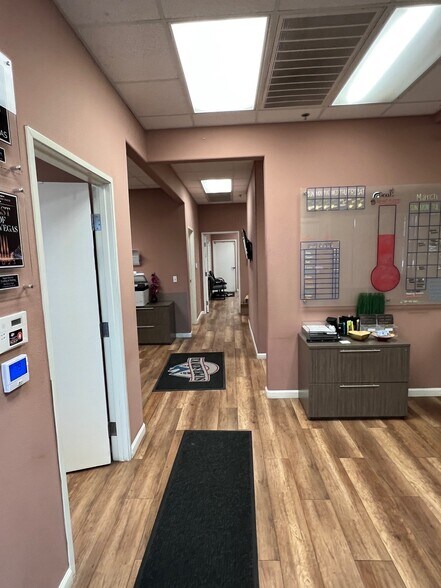 More Photos Of 6380 S Valley View Blvd, Las Vegas Showroom For Lease