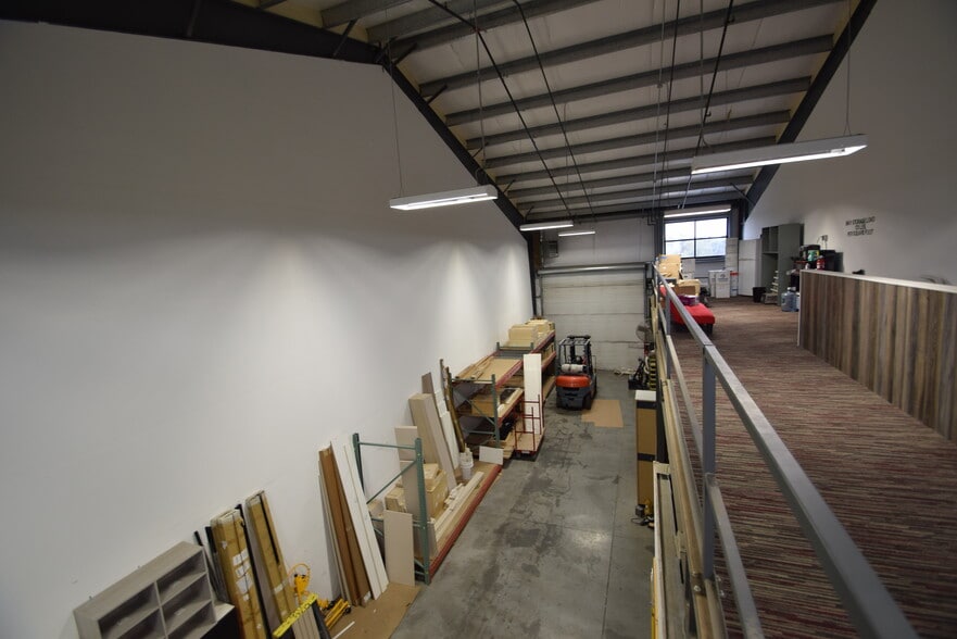 More Photos Of 2121 SW Deerhound Ave, Redmond Manufacturing For Lease