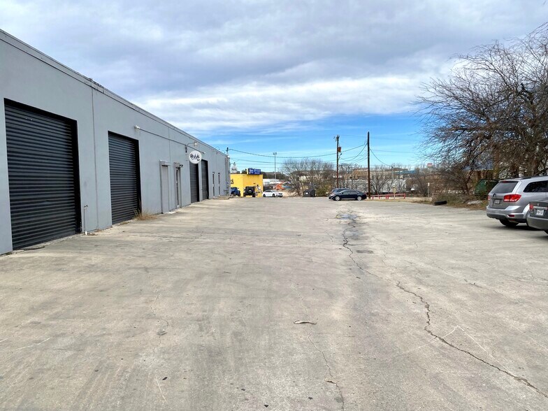 More Photos Of 7218-7234 Eckhert Rd, San Antonio Warehouse For Lease