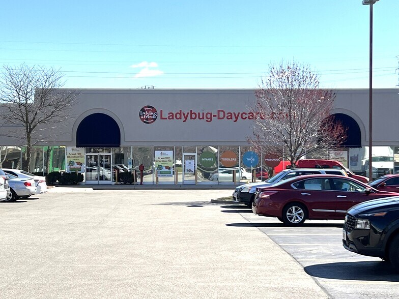 More Photos Of 1706-1742 E Kensington Rd, Mount Prospect Freestanding For Lease