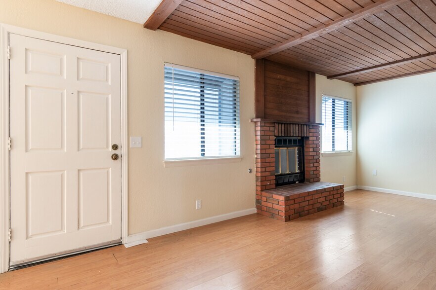 More Photos Of 19087 Allegheny Rd, Apple Valley Apartments For Sale