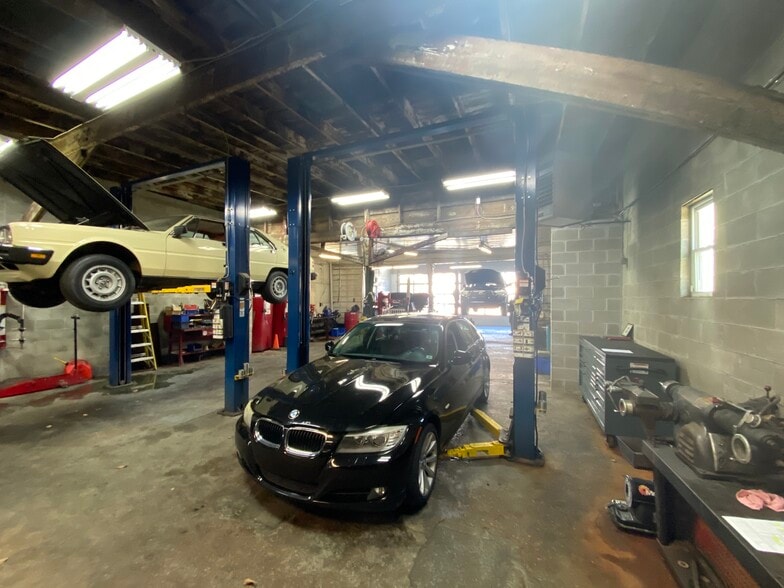 More Photos Of 2189 Central Ave, Memphis Auto Repair For Lease