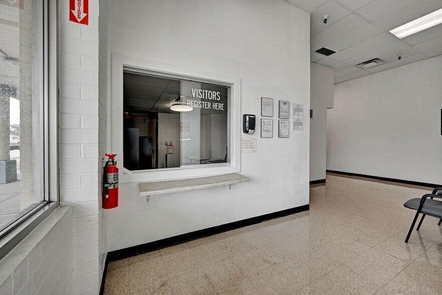 More Photos Of 100 Chamber Plz, Charleroi Supermarket For Lease
